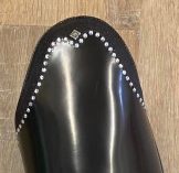 Embossing/decoration at the top of the top boot only is permitted, but must be in the same colour scheme as the boot. The same applies to the cantle of the saddle.