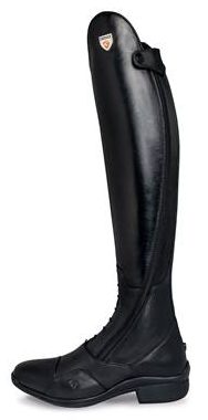 Boots can be of smooth or smooth-embossed surface. A neat and discreet zip on the outside area of the boot/chap is permitted.