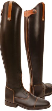 Coloured piping is permitted if it matches the piping on the riding jacket and/or saddle